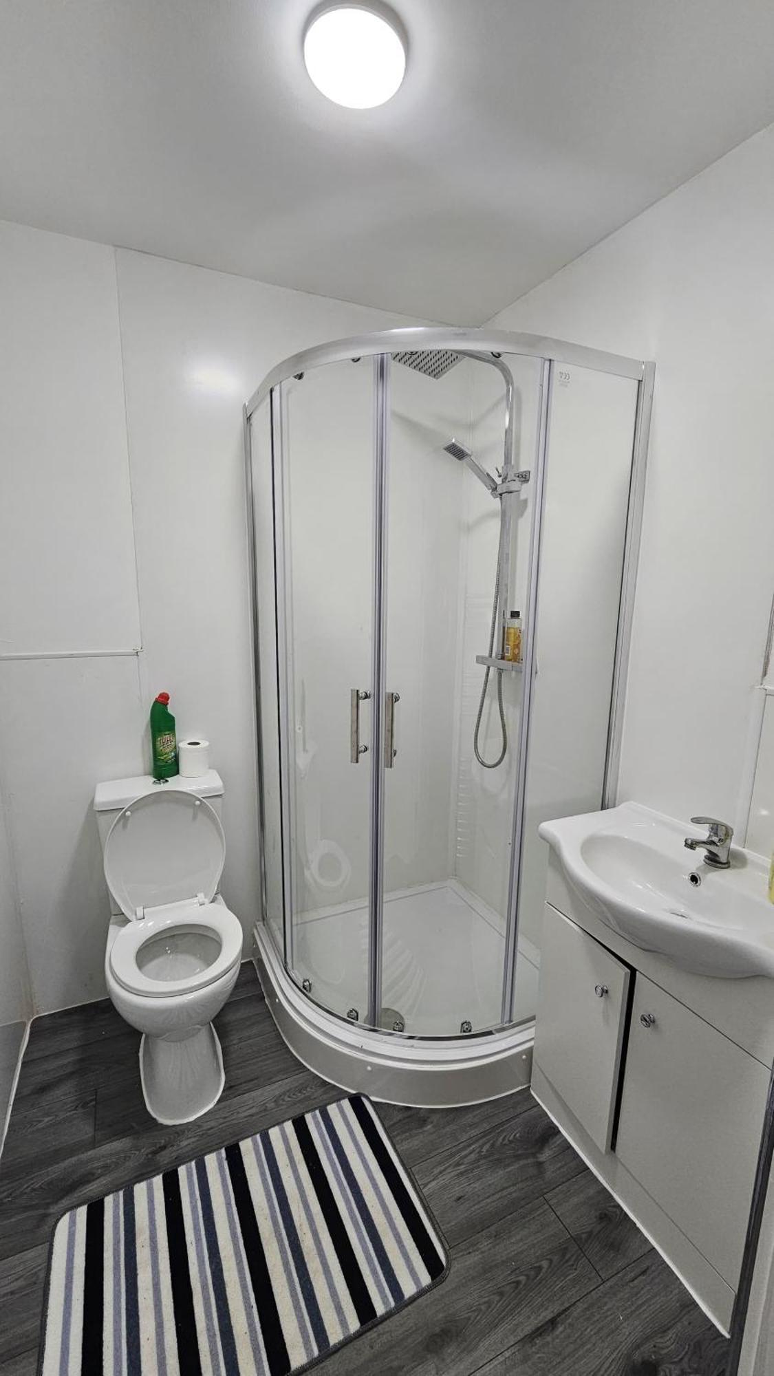 Spacious Double Bedroom With Private Toilet And Shared Kitchen With On Premesis Parking โอลด์เบอรี ภายนอก รูปภาพ