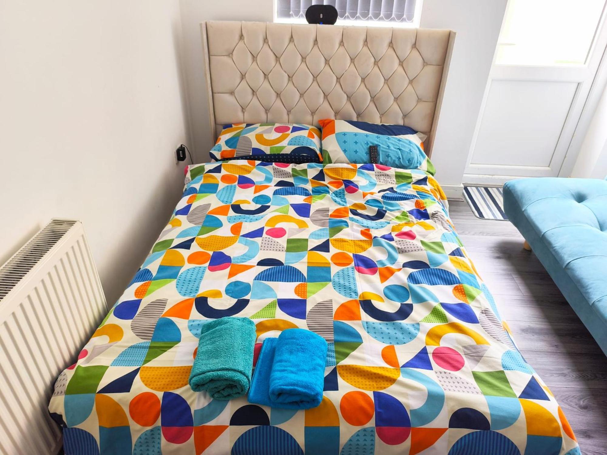 Spacious Double Bedroom With Private Toilet And Shared Kitchen With On Premesis Parking โอลด์เบอรี ภายนอก รูปภาพ
